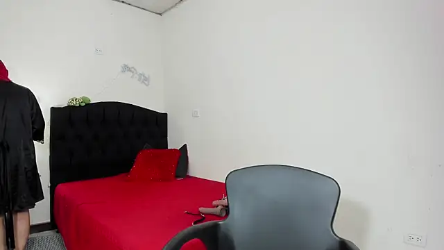 Snapshot of RedQueenMilf chatting on 03-14-25, 10:05 RedQueenMilf online show from 03-14-25, 10:05