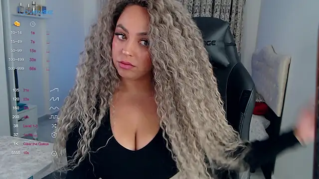 Snapshot of _Just_a_queen_3 chatting on 10-14-25, 01:01  Just a queen 3 online show from 10-14-25, 01:01