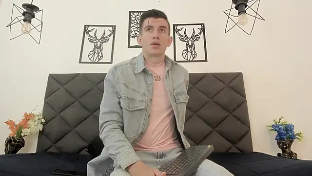 Snapshot of MikaelSlow chatting on 02-08-25, 03:19 MikaelSlow online show from 02-08-25, 03:19