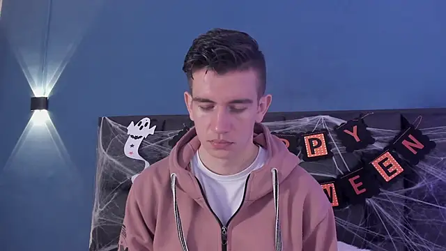 Snapshot of MikaelSlow chatting on 10-28-25, 04:05 MikaelSlow online show from 10-28-25, 04:05