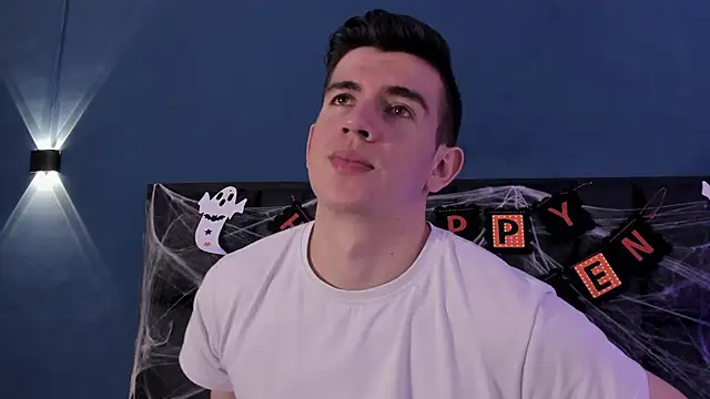 Snapshot of MikaelSlow chatting on 10-31-25, 04:02 MikaelSlow online show from 10-31-25, 04:02