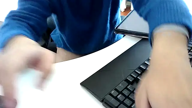 Snapshot of big-pig chatting on 02-13-25, 01:40 big-pig online show from 02-13-25, 01:40