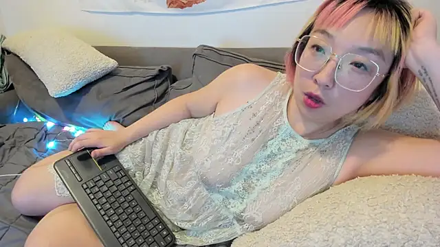 Snapshot of luxgray chatting on 12-25-24, 03:18 luxgray online show from 12-25-24, 03:18