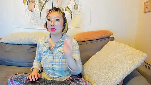 Snapshot of luxgray chatting on 01-12-25, 02:35 luxgray online show from 01-12-25, 02:35