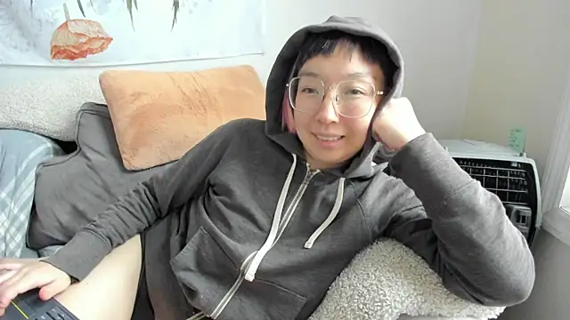 Snapshot of luxgray chatting on 12-15-25, 08:13 luxgray online show from 12-15-25, 08:13