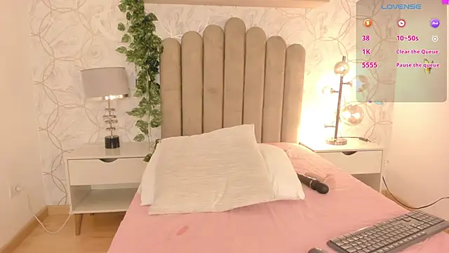 Snapshot of Roma__love chatting on 02-23-25, 02:35 Roma love online show from 02-23-25, 02:35