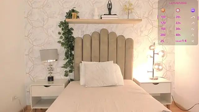 Snapshot of Roma__love chatting on 02-25-25, 11:30 Roma love online show from 02-25-25, 11:30