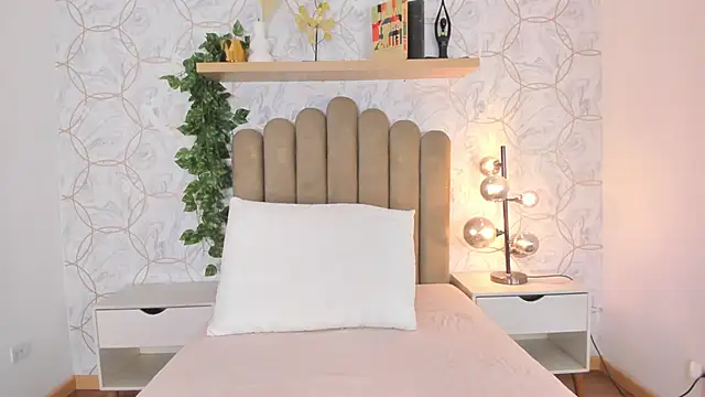 Snapshot of Roma__love chatting on 10-18-25, 12:06 Roma love online show from 10-18-25, 12:06