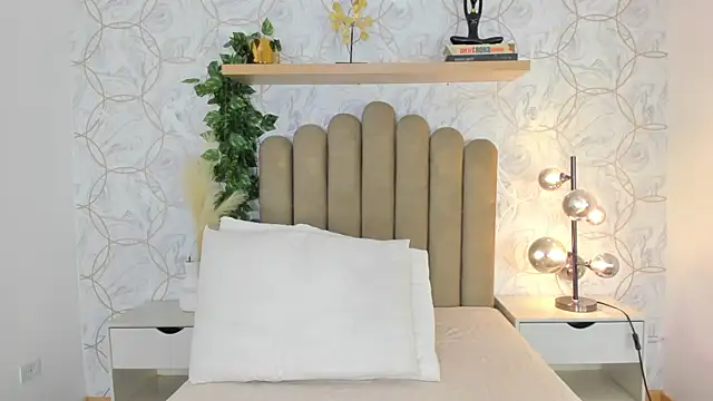 Snapshot of Roma__love chatting on 10-27-25, 12:09 Roma love online show from 10-27-25, 12:09