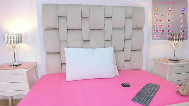 Snapshot of Roma__love chatting on 11-13-25, 12:48 Roma love online show from 11-13-25, 12:48