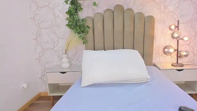 Snapshot of Roma__love chatting on 11-20-25, 12:05 Roma love online show from 11-20-25, 12:05