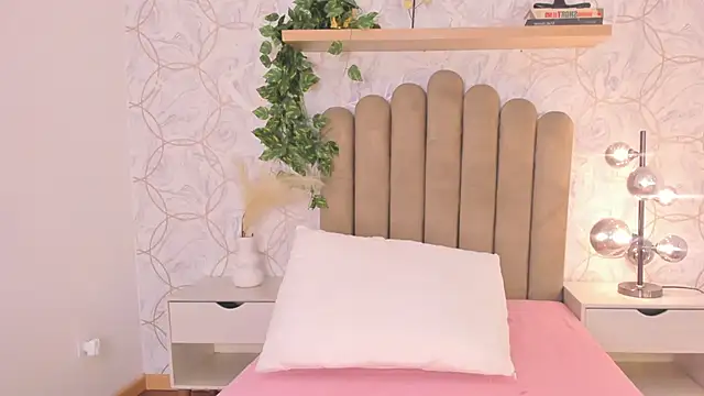 Snapshot of Roma__love chatting on 12-04-25, 12:58 Roma love online show from 12-04-25, 12:58