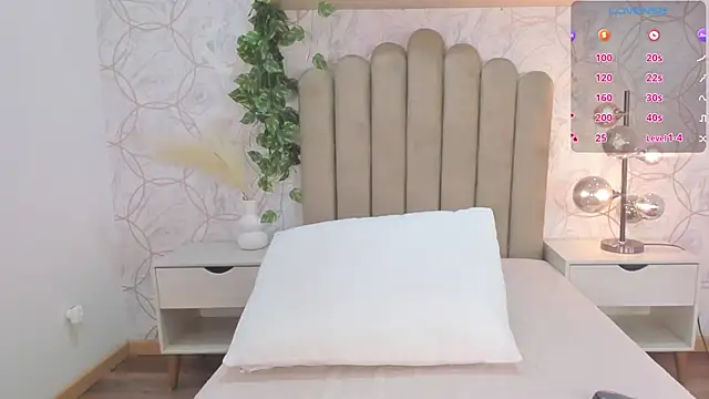 Snapshot of Roma__love chatting on 12-14-25, 11:59 Roma love online show from 12-14-25, 11:59