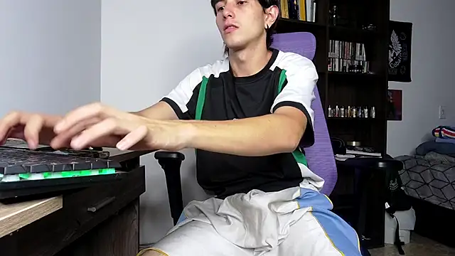 Snapshot of alex_connorr chatting on 11-08-25, 10:52 alex connorr online show from 11-08-25, 10:52