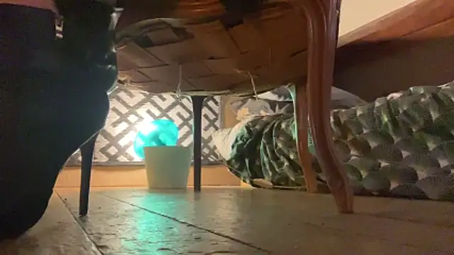 Snapshot of alexheels_boots chatting on 11-29-25, 04:04 alexheels boots online show from 11-29-25, 04:04