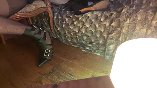 Snapshot of alexheels_boots chatting on 12-14-25, 04:34 alexheels boots online show from 12-14-25, 04:34