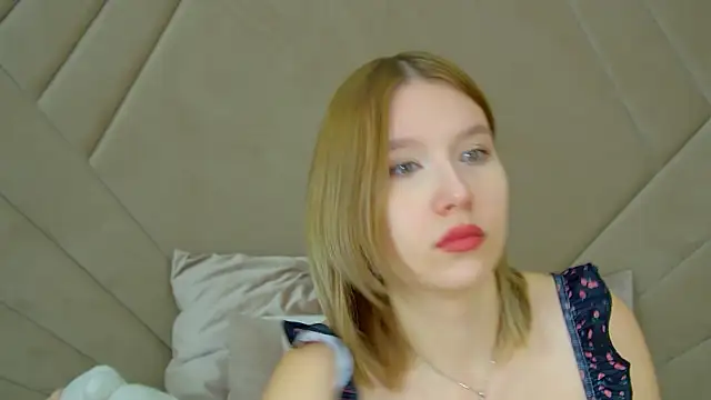 LiliLinn online show from 10-18-25, 04:26