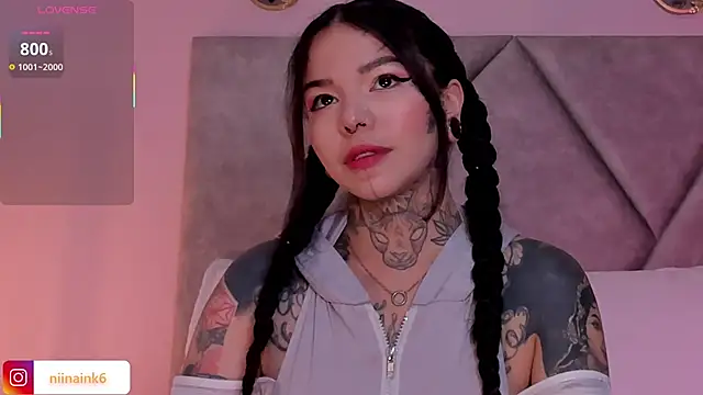 Snapshot of NinaInk chatting on 10-12-25, 03:00 NinaInk online show from 10-12-25, 03:00