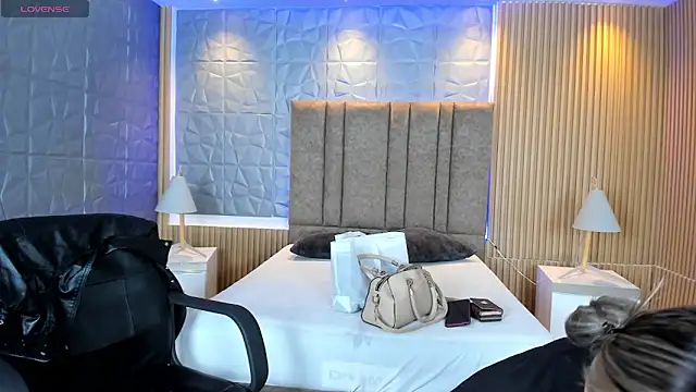 Snapshot of Alessia_Taylorr chatting on 10-15-25, 12:05 Alessia Taylorr online show from 10-15-25, 12:05