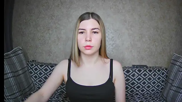 Snapshot of ElllaNuar chatting on 12-12-24, 01:21 ElllaNuar online show from 12-12-24, 01:21