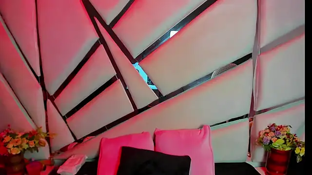 Aurora 18 online show from 10-11-25, 02:37