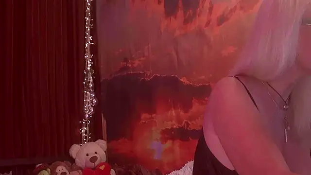 Snapshot of MoniCutex chatting on 06-18-26, 01:28 MoniCutex online show from 06-18-26, 01:28