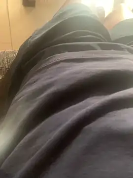 Snapshot of DManL chatting on 11-10-25, 04:00 DManL online show from 11-10-25, 04:00