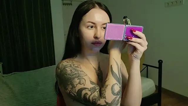 Snapshot of VioletCatt chatting on 10-24-25, 05:48 VioletCatt online show from 10-24-25, 05:48