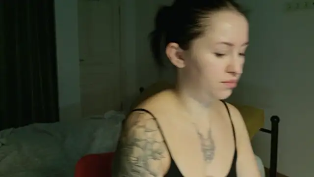 Snapshot of VioletCatt chatting on 10-27-25, 06:50 VioletCatt online show from 10-27-25, 06:50