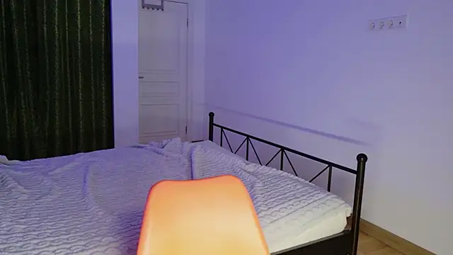 Snapshot of VioletCatt chatting on 11-29-25, 06:49 VioletCatt online show from 11-29-25, 06:49