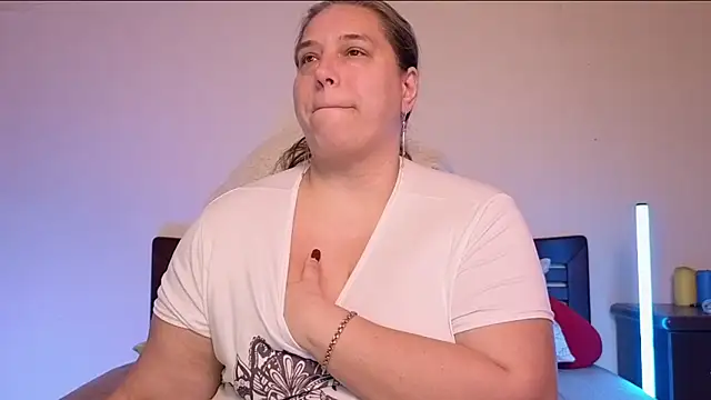 Snapshot of Niter chatting on 10-28-25, 05:59 Niter online show from 10-28-25, 05:59