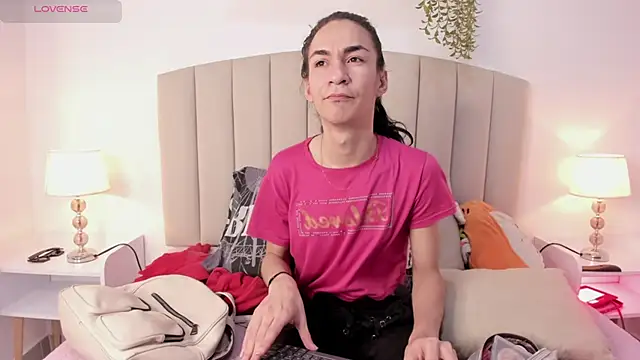 Mia thompson 19 online show from 10-24-25, 08:38