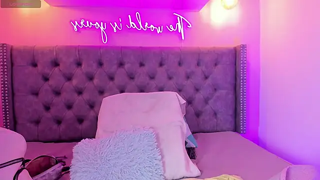 Mia thompson 19 online show from 10-30-25, 01:56