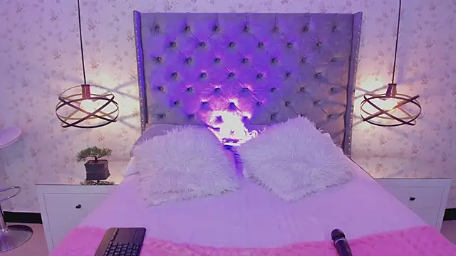 Snapshot of MiaWinx chatting on 01-06-25, 10:15 MiaWinx online show from 01-06-25, 10:15