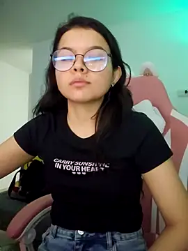 Snapshot of azumiichan chatting on 11-22-25, 02:21 azumiichan online show from 11-22-25, 02:21