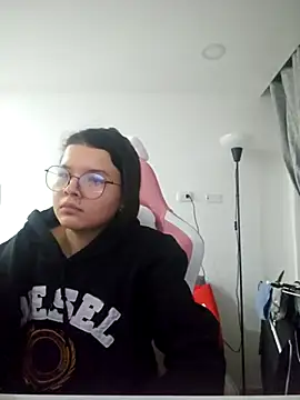 Snapshot of azumiichan chatting on 12-04-25, 01:48 azumiichan online show from 12-04-25, 01:48