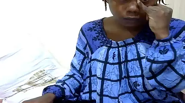 Snapshot of Sexy_kienyeji chatting on 02-04-25, 02:53 Sexy kienyeji online show from 02-04-25, 02:53