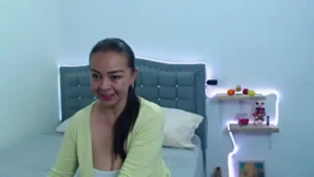 Snapshot of LiaDumond chatting on 11-13-25, 01:37 LiaDumond online show from 11-13-25, 01:37