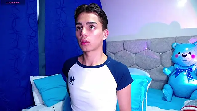 OwenBluee online show from 02-05-25, 06:24