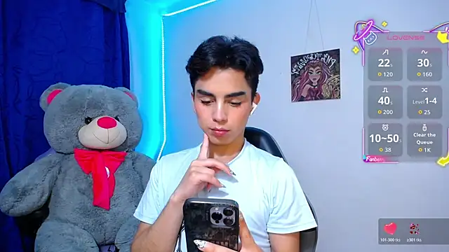 Snapshot of OwenBluee chatting on 05-11-26, 05:35 OwenBluee online show from 05-11-26, 05:35