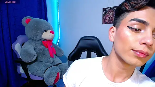 Snapshot of OwenBluee chatting on 05-28-26, 06:43 OwenBluee online show from 05-28-26, 06:43