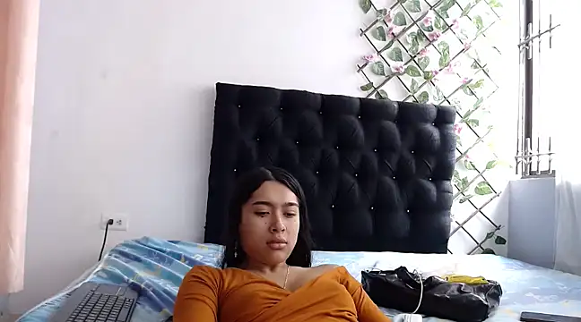 SweetLatiin  online show from 02-13-25, 03:24