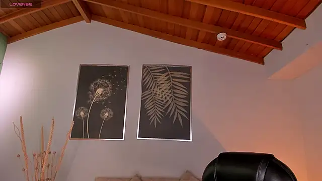 ValeriaRiveraX online show from 12-14-25, 11:42