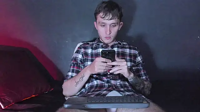 Snapshot of Dylanwhite23_ chatting on 11-18-25, 03:12 Dylanwhite23 online show from 11-18-25, 03:12