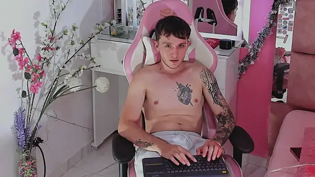 Snapshot of Dylanwhite23_ chatting on 12-18-25, 03:12 Dylanwhite23 online show from 12-18-25, 03:12