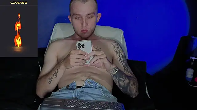 Snapshot of Dylanwhite23_ chatting on 02-08-26, 11:30 Dylanwhite23 online show from 02-08-26, 11:30