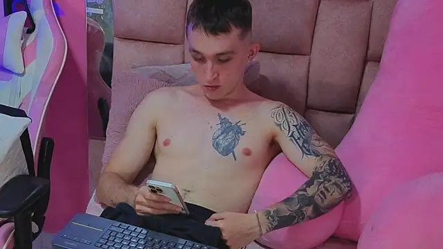 Snapshot of Dylanwhite23_ chatting on 05-07-26, 01:33 Dylanwhite23 online show from 05-07-26, 01:33