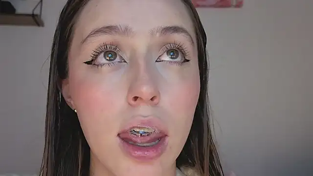 Snapshot of SofiaGc chatting on 11-04-25, 03:49 SofiaGc online show from 11-04-25, 03:49