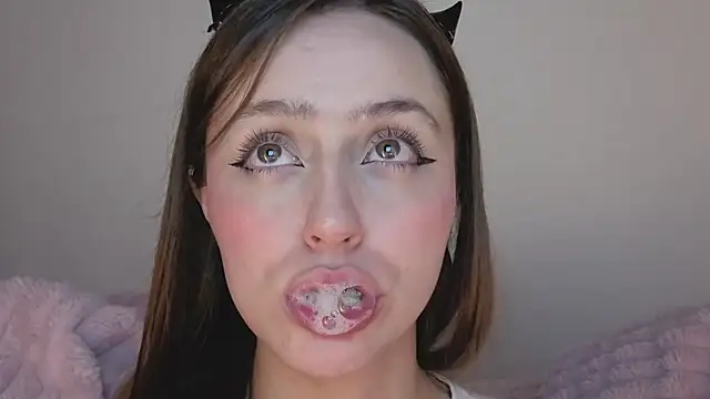 Snapshot of SofiaGc chatting on 11-13-25, 04:44 SofiaGc online show from 11-13-25, 04:44