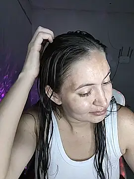 Snapshot of dani123unica chatting on 11-12-25, 03:45 dani123unica online show from 11-12-25, 03:45